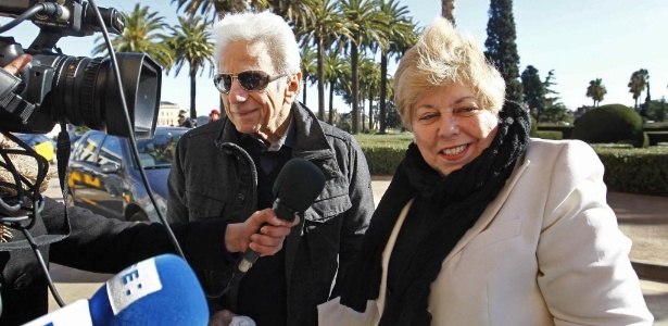 25.jan.2013 - Os pais da cantora Shakira, William Mebarak Chadid, e Nidia Ripoll Torrado, falam com a imprensa na frente da clínica onde a cantora está internada