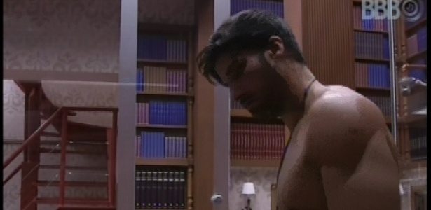 25.jan.2013 - Único acordado na casa, Marcello toma banho no banheiro do quarto biblioteca