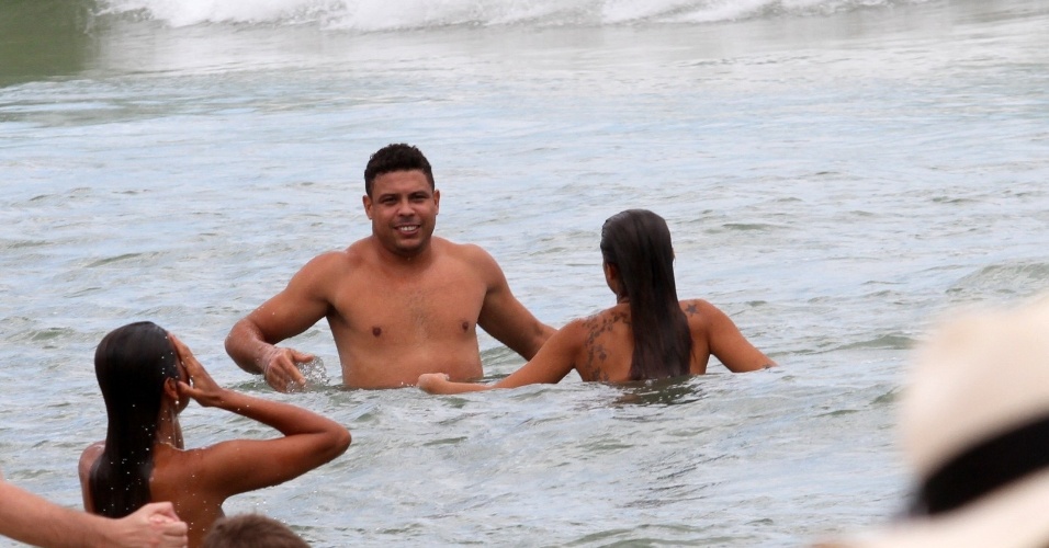 25.jan.2013- Acompanhado da namorada, a DJ Paula Morais, Ronaldo curtiu praia no Leblon, zona sul do Rio. O ex-jogador se separou de Bia Antony no final de 2012 após sete anos de união
