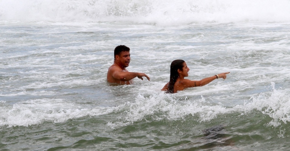 25.jan.2013 - Acompanhado da namorada, a DJ Paula Morais, Ronaldo curtiu praia no Leblon, zona sul do Rio. O ex-jogador se separou de Bia Antony no final de 2012 após sete anos de união