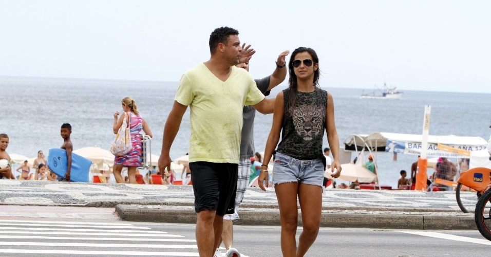 25.jan.2013 - Acompanhado da namorada, a DJ Paula Morais, Ronaldo curtiu praia no Leblon, zona sul do Rio. O ex-jogador se separou de Bia Antony no final de 2012 após sete anos de união