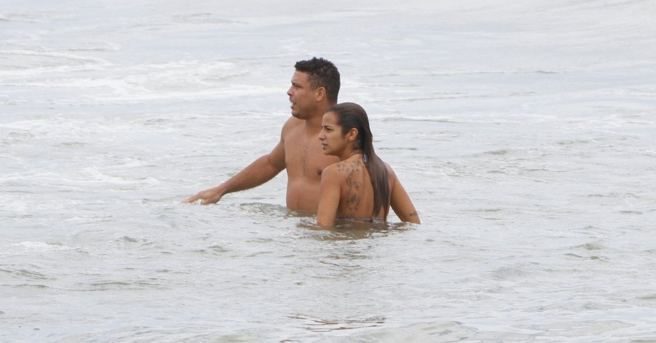 25.jan.2013 - Acompanhado da namorada, a DJ Paula Morais, Ronaldo curtiu praia no Leblon, zona sul do Rio. O ex-jogador se separou de Bia Antony no final de 2012 após sete anos de união