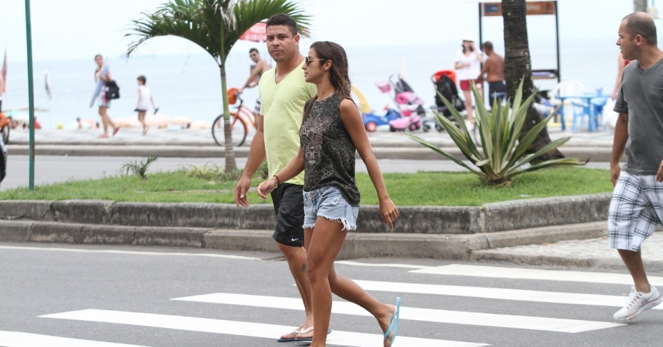25.jan.2013 - Acompanhado da namorada, a DJ Paula Morais, Ronaldo deixou a praia do Leblon, zona sul do Rio. O ex-jogador se separou de Bia Antony no final de 2012 após sete anos de união