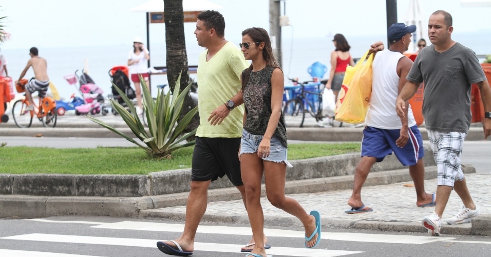 25.jan.2013 - Acompanhado da namorada, a DJ Paula Morais, Ronaldo deixou a praia do Leblon, zona sul do Rio. O ex-jogador se separou de Bia Antony no final de 2012 após sete anos de união