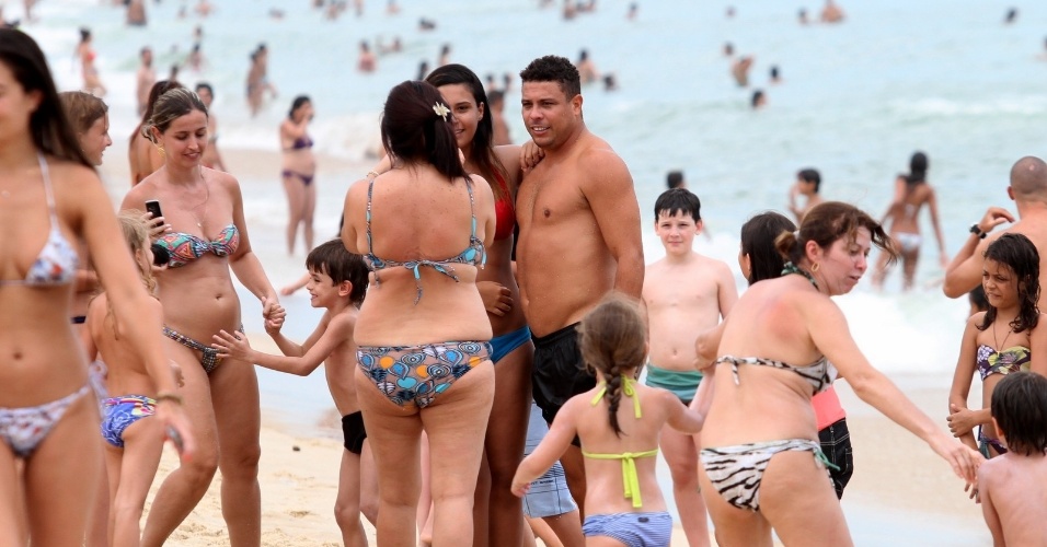 25.jan.2013- Ronaldo foi tietado na praia no Leblon, zona sul do Rio. O ex-jogador estava acompanhado da nova namorada, a DJ Paula Morais