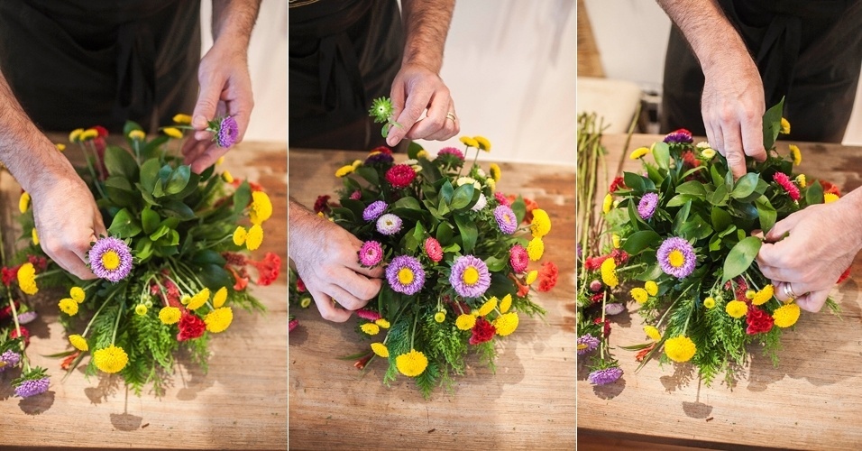 Com talos em diversas alturas, distribua as flores rainha margarida - que podem ser substituídas por flores do campo - entre os galhos de ruscus e as flores pinóquio. Essa etapa é a da quebra da simentria, então, não há regras. Afaste as folhagens das hastes para dar mais volume ao arranjo e selmbre-se: não existem fórmulas para criar um arranjo e, sim,  bom senso e inspiração. Se achar que deve colocar mais folhagem ou mais flores, vá em frente - Leonardo Soares de Souza/ UOL