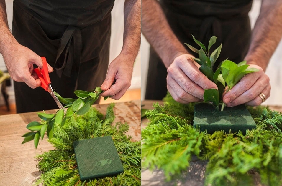 Agora, corte os galhos de ruscus e disponha-os no centro da espuma floral, marcando a altura que deseja dar à composição - Leonardo Soares de Souza/ UOL