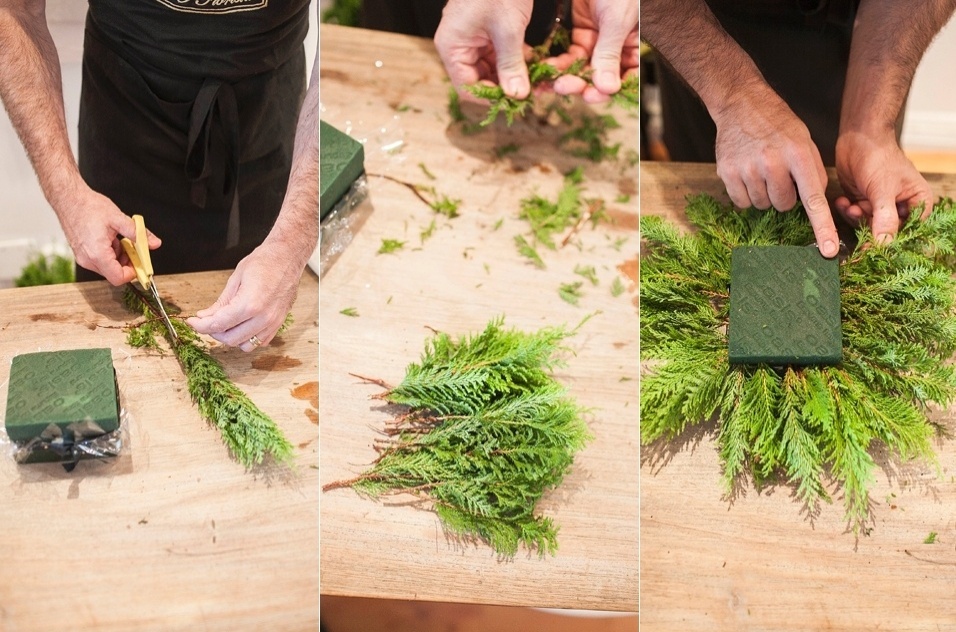 Corte os ramos de tuia no tamanho desejado, dispondo-os ao redor da espuma no limite do papel celofane, a fim de ocultá-lo. Lembre-se que os talos das plantas devem sempre ser cortados na diagonal para uma melhor absorção da água - Leonardo Soares de Souza/ UOL