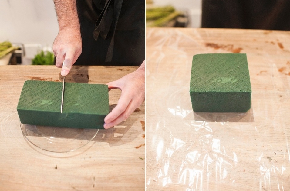 Antes de iniciar o trabalho com a espuma floral, mergulhe-a em um recipiente com água. Deixe-a afundar sozinha, para que seus poros não estourem e percam a eficácia em armazenar a água. Na sequência, corte-a com a faca no tamanho desejado para a base do arranjo - Leonardo Soares de Souza/ UOL