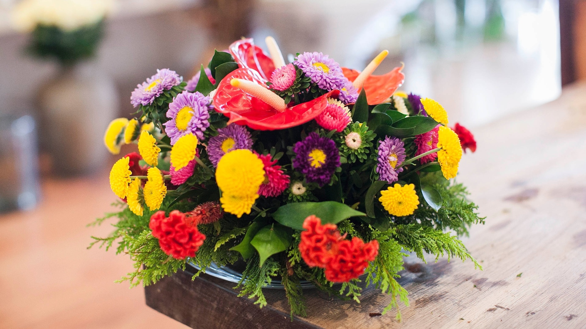 Quem pensa que arranjos precisam de vasos ou cachepôs como suporte e que só é possível montar um com plantas sofisticadas e caras engana-se. Edmilson Kaloczi, da floricultura O Florista, ensina como montar o seu em espuma floral e com plantas brasileiras, resistentes e o mais importante, acessíveis. Siga os passos e divirta-se - Leonardo Soares de Souza/ UOL