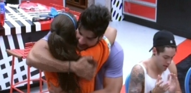 26.jan.2013 - Andressa e Marcello se abraçam, reconciliados depois de desentendimento