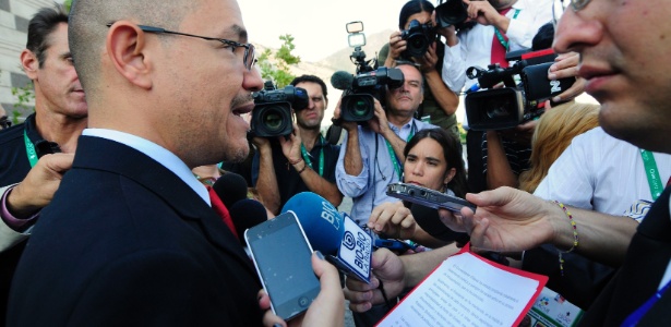 Ernesto Villegas, ministro das Comunicações da Venezuela, lê para a imprensa uma declaração sobre a saúde de Chávez, em Santiago (Chile), neste sábado (26) - Jorge Sanchez/Reuters