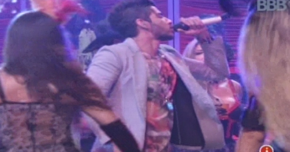 26.jan.2013 - Gusttavo Lima desce do palco e canta em meio aos brothers na pista de dança