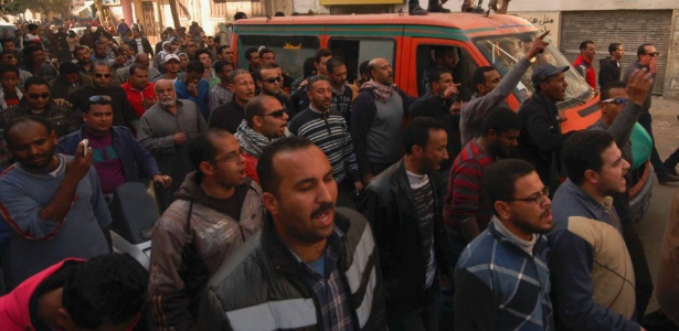 Manifestantes protestam ao redor de ambulância que carregava o corpo de uma pessoa que morreu em confrontos com a polícia, em Suez, no Egito - Reuters