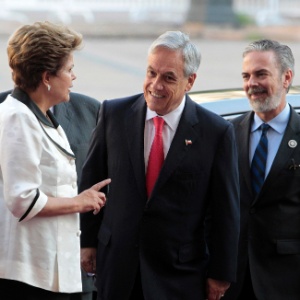 Presidentes do Brasil, Dilma Rousseff, e do Chile, Sebastian Piñera, conversam em frente ao palácio La Moneda, em Santiago, antes de encontro da cúpula de chefes de Estado e de governo da Comunidade de Estados Latino-americanos e Caribenhos (Celac) e da União Europeia (UE) - Andres Stapff/Reuters