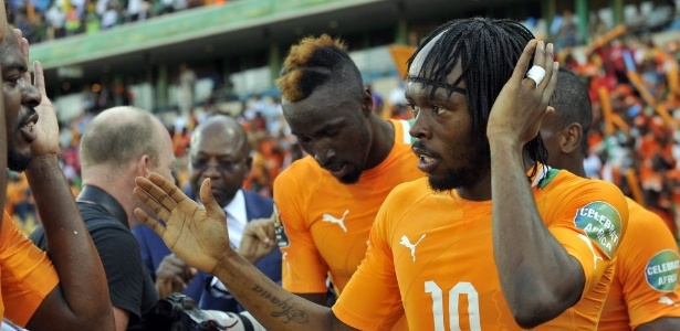 Gervinho é festejado pelos companheiros da Costa do Marfim após marcar o primeiro gol - AFP PHOTO / ALEXANDER JOE