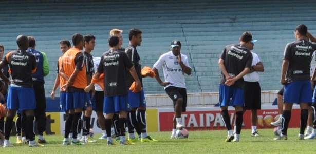 Roger comanda treinamento do time B do Grêmio neste sábado e assume o time - Marinho Saldanha/UOL Esporte