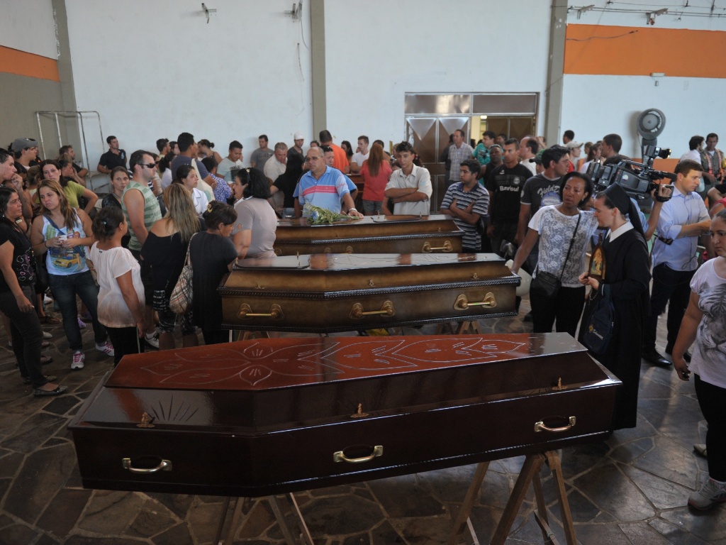 RS: familiares de vítimas de incêndio em boate iniciam vigília em praça