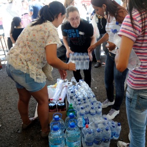 Voluntários organizam água e comida que foram oferecidos a parentes das vítimas em cerimônia de velório coletivo, durante a madrugada desta segunda - Wilson Dias/Agência Brasil