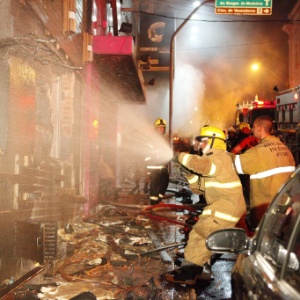 27.jan.2013 - Incêndio de grande proporção atinge a boate Kiss, no centro de Santa Maria (RS) - Germano Roratto/Agência RBS