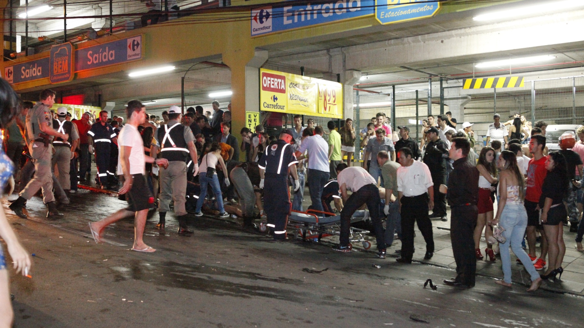 27.jan.2013 - Incêndio de grande proporção atinge a boate Kiss, no centro de Santa Maria (RS) - Germano Roratto/Agência RBS