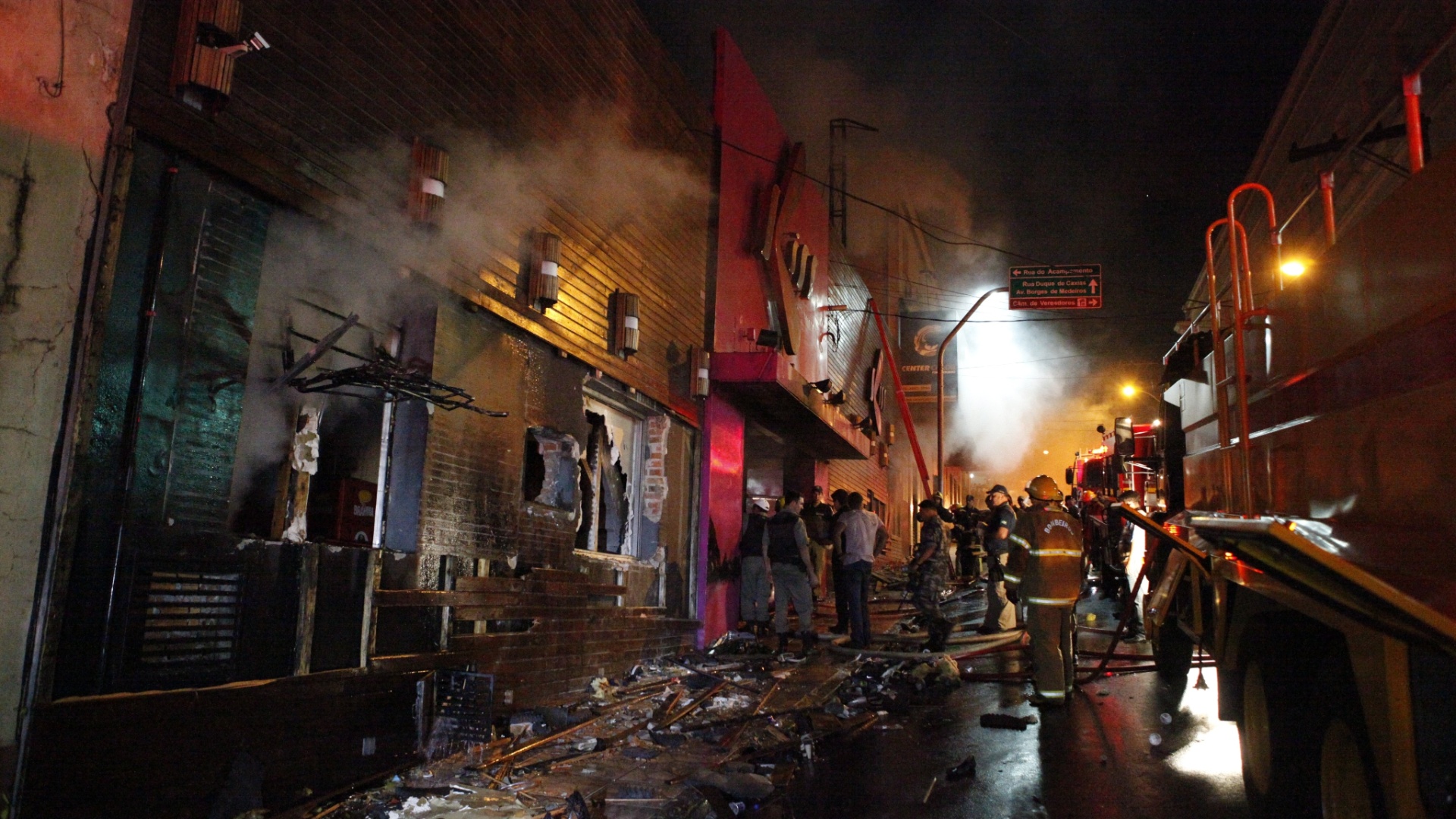 27.jan.2013 - Incêndio de grande proporção atinge a boate Kiss, no centro de Santa Maria (RS) - Germano Roratto/Agência RBS