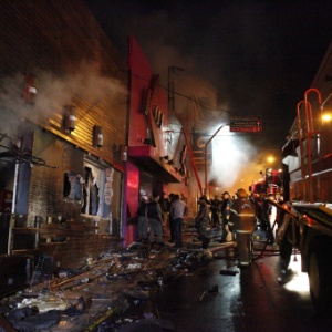 27.jan.2013 - Incêndio de grande proporção atinge a boate Kiss, no centro de Santa Maria (RS) - Germano Roratto/Agência RBS
