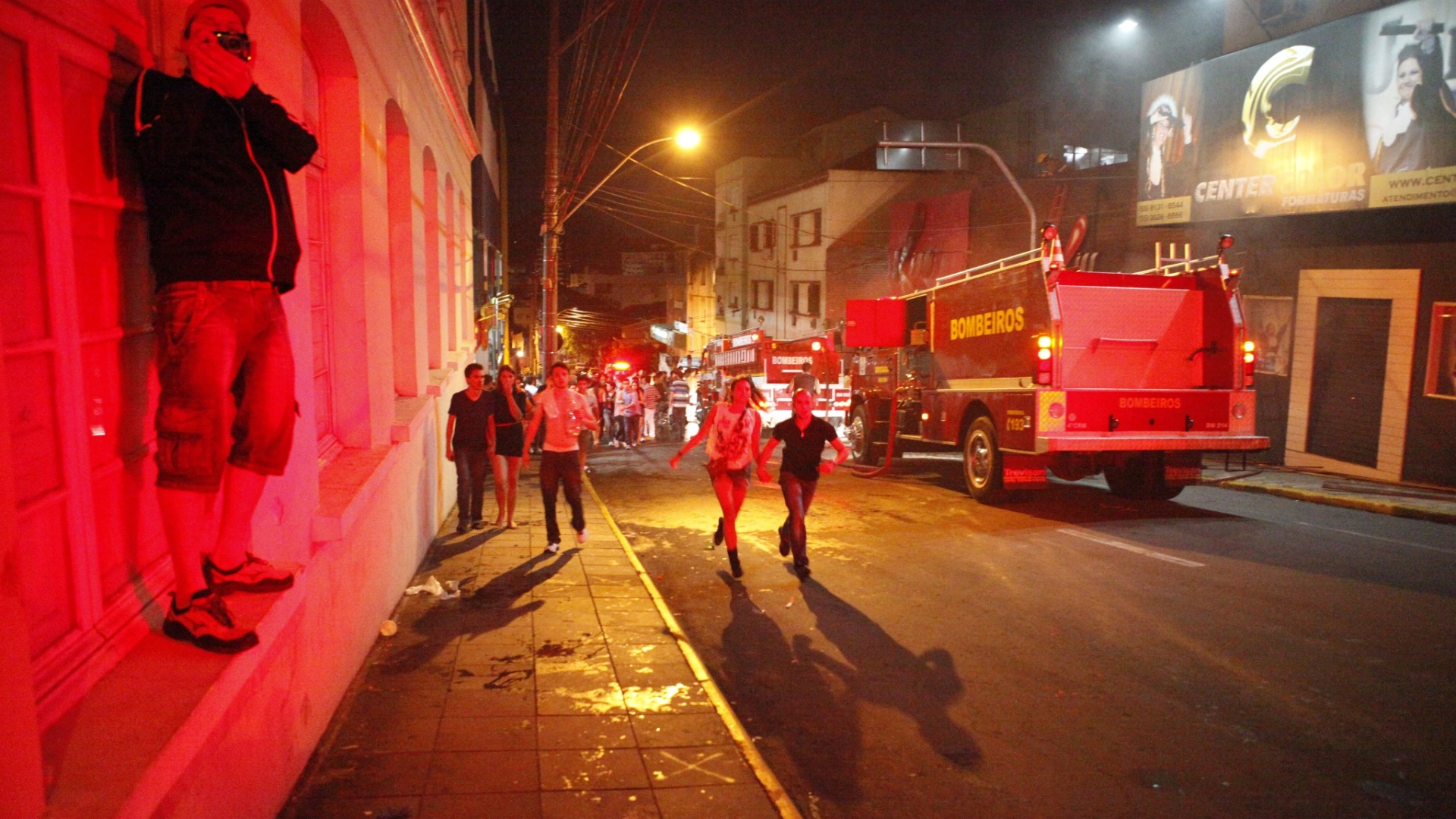 27.jan.2013 - Incêndio de grande proporção atinge a boate Kiss, no centro de Santa Maria (RS) - Germano Roratto/Agência RBS
