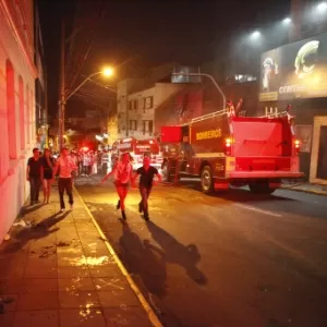 RS: familiares de vítimas de incêndio em boate iniciam vigília em praça