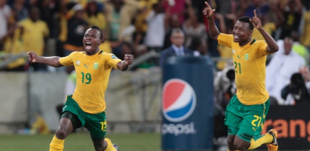 Mahlangu (esq), da África do Sul, comemora seu gol na partida contra Marrocos - REUTERS/Rogan Ward