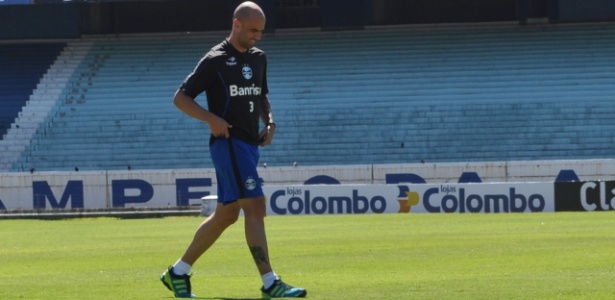 Cris caminha e sente dores no campo principal do estádio Olímpico e é dúvida - Marinho Saldanha/UOL Esporte