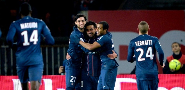 Lucas comemora gol do PSG sobre o Lille no Francês com colegas de time - Miguel Medina/AFP