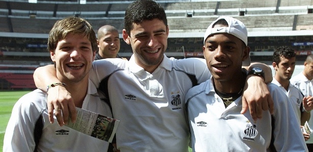 William (c.) com Diego e Robinho; atacante foi bicampeão brasileiro pelo Santos - Reuters