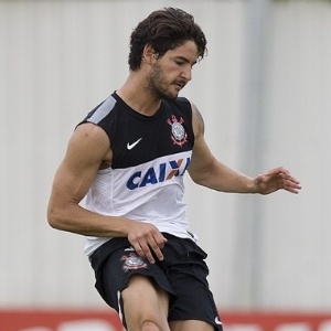 Alexandre Pato arrisca finalização em treino do Corinthians; atacante acertou série no ângulo - Daniel Augusto Jr./Ag. Corinthians