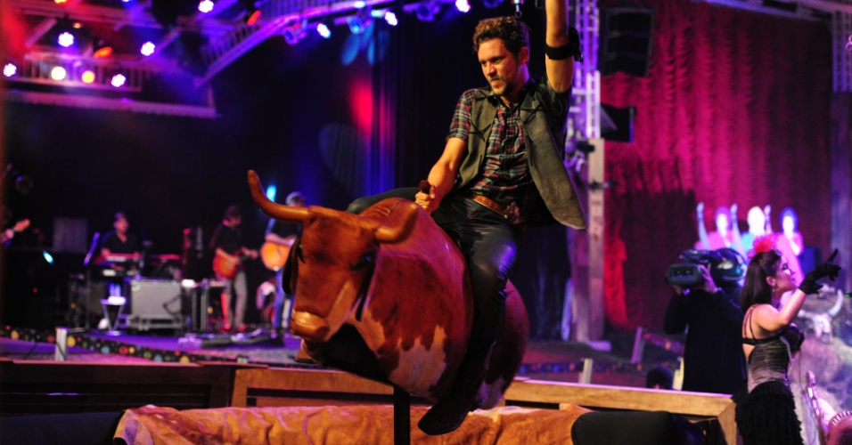 26.jan.2013 - Aslan anda no touro mecânico da Festa Saloon