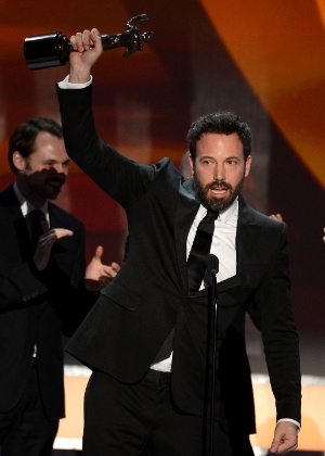 Ben Affleck recebe prêmio de melhor elenco pelo filme "Argo" na edição 2013 do Oscar - AFP