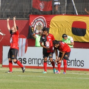 Renato Cajá comemora um dos gols sobre o ASA - Divulgação/Site oficial do Vitória