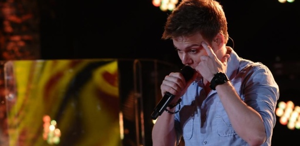 27.jan.2013 - Michel Teló grava primeira parte de seu terceiro DVD no Guarujá (SP); cantor lamentou tragédia com jovens em Santa Maria (RS) - AgNews