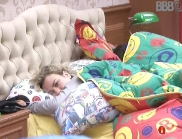 28.jan.2013 - Fernanda acorda mas prefere ficar na cama depois do toque de acordar