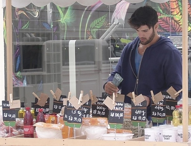 28.jan.2013 - Marcello faz as compras no mercadinho para o grupo que ficou na xepa