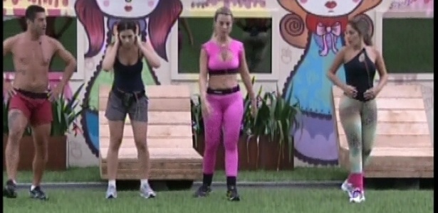 28.jan.2013 - Yuri comanda um intenso treino aeróbico no jardim da casa com as sisters Kamilla, Anamara e Fernanda
