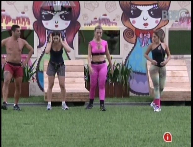 28.jan.2013 - Yuri comanda um intenso treino aeróbico no jardim da casa com as sisters Kamilla, Anamara e Fernanda