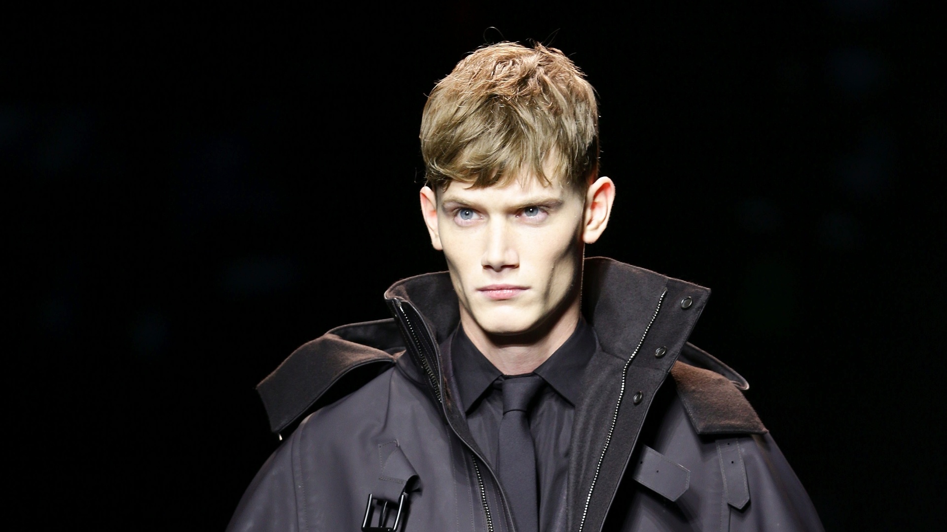 A capa que andava sumida dos guarda-roupa masculino ensaia sua volta com várias marcas apostando nesta peça, como Salvatore Ferragamo que fez uma mistura de capa e jaqueta perfecto - Getty Images