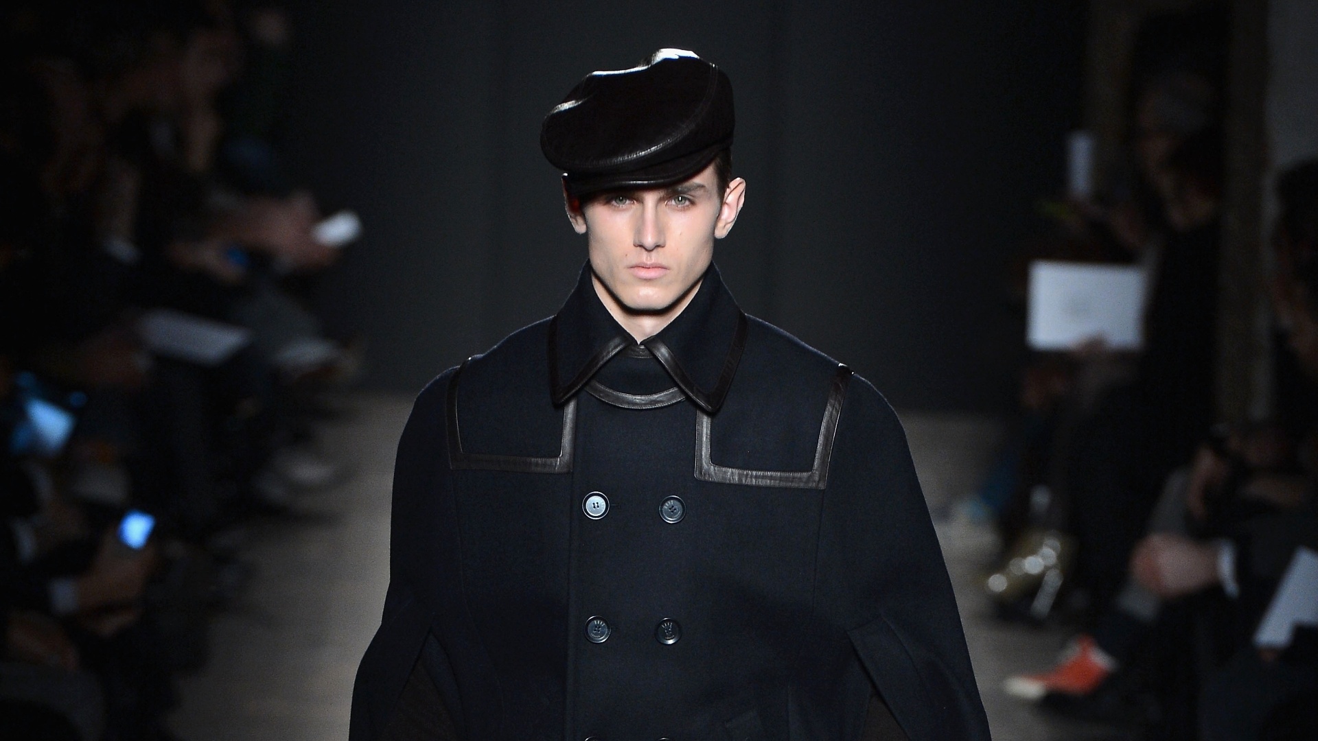 A Daks investe na capa com inspiração militar em seu desflie de Inverno 2013 - Getty Images