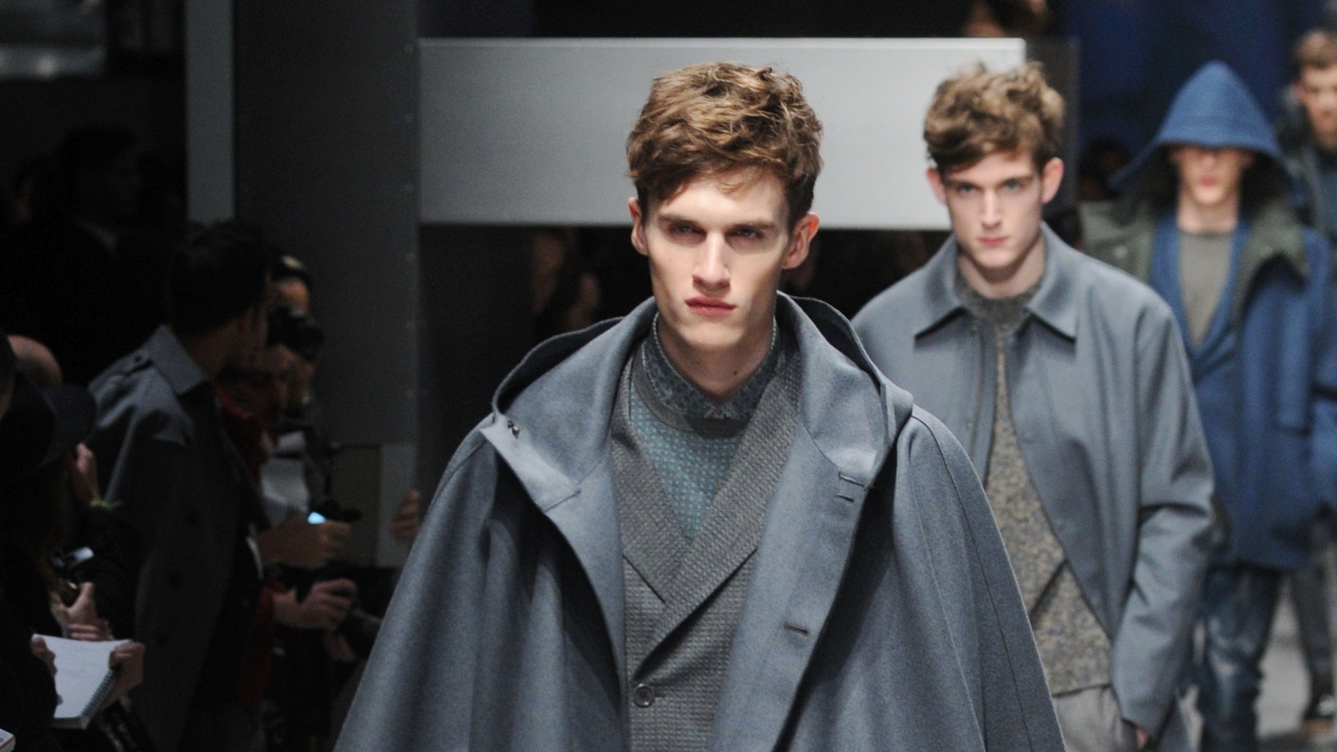 A Fendi faz uma versão de capa com acabamento sofisticado, inspirada nas de chuva - Getty Images