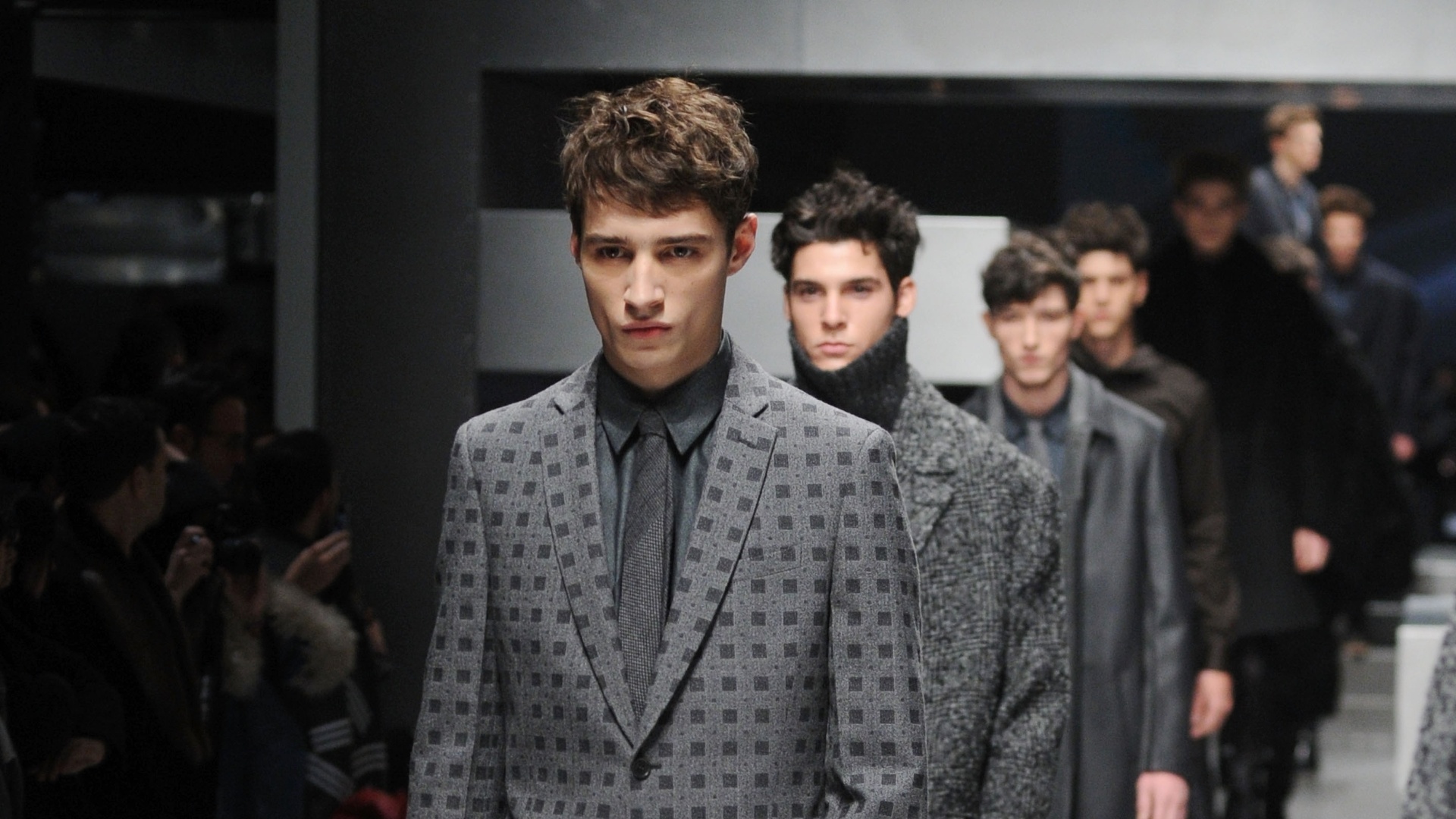 A Fendi foi mais longe entre as marcas que apresentaram ternos com padronagem e mostrou uma inusitada composição de quadrados durante a semana de moda masculina de Milão - Getty Images