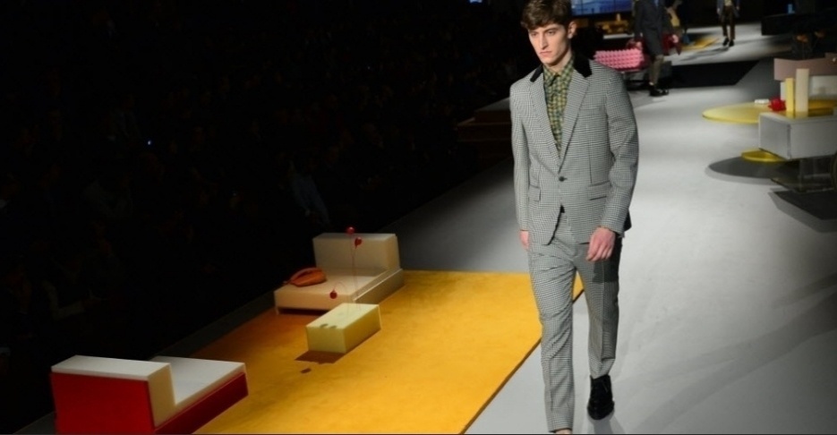 A Prada fez uma coleção inspirada nos anos 1970 e na arquitetura de Rem Koolhaas. Foi uma das marcas que apostaram na substituição do terno liso pelo com padronagem, no caso o xadrez príncipe-de-gales - AFP