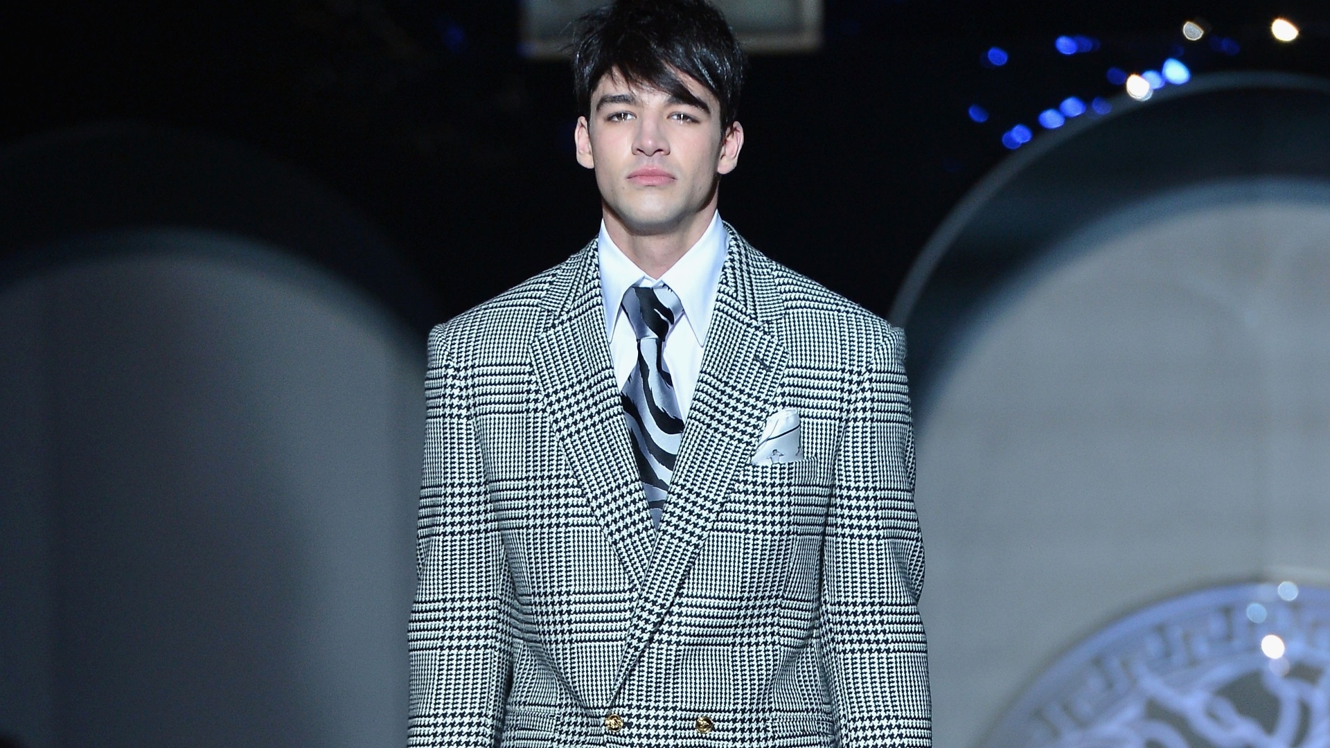 A Versace é outra marca italiana a apostar no padrão xadrez príncipe-de-gales durante a semana de moda masculina de Milão - Getty Images