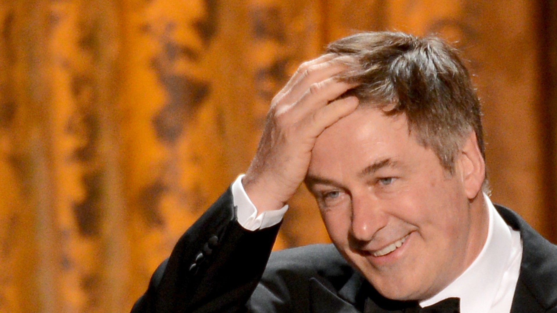 27.jan.2013 - Alec Baldwin de "30 Rock" recebe o prêmio de melhor ator de série de comédia no SAG Awards - Getty Images