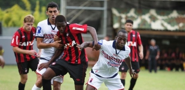 Atletas do Atlético-PR e do Paraná disputam jogada no clássico no Ecoestádio - site oficial do Atlético-PR